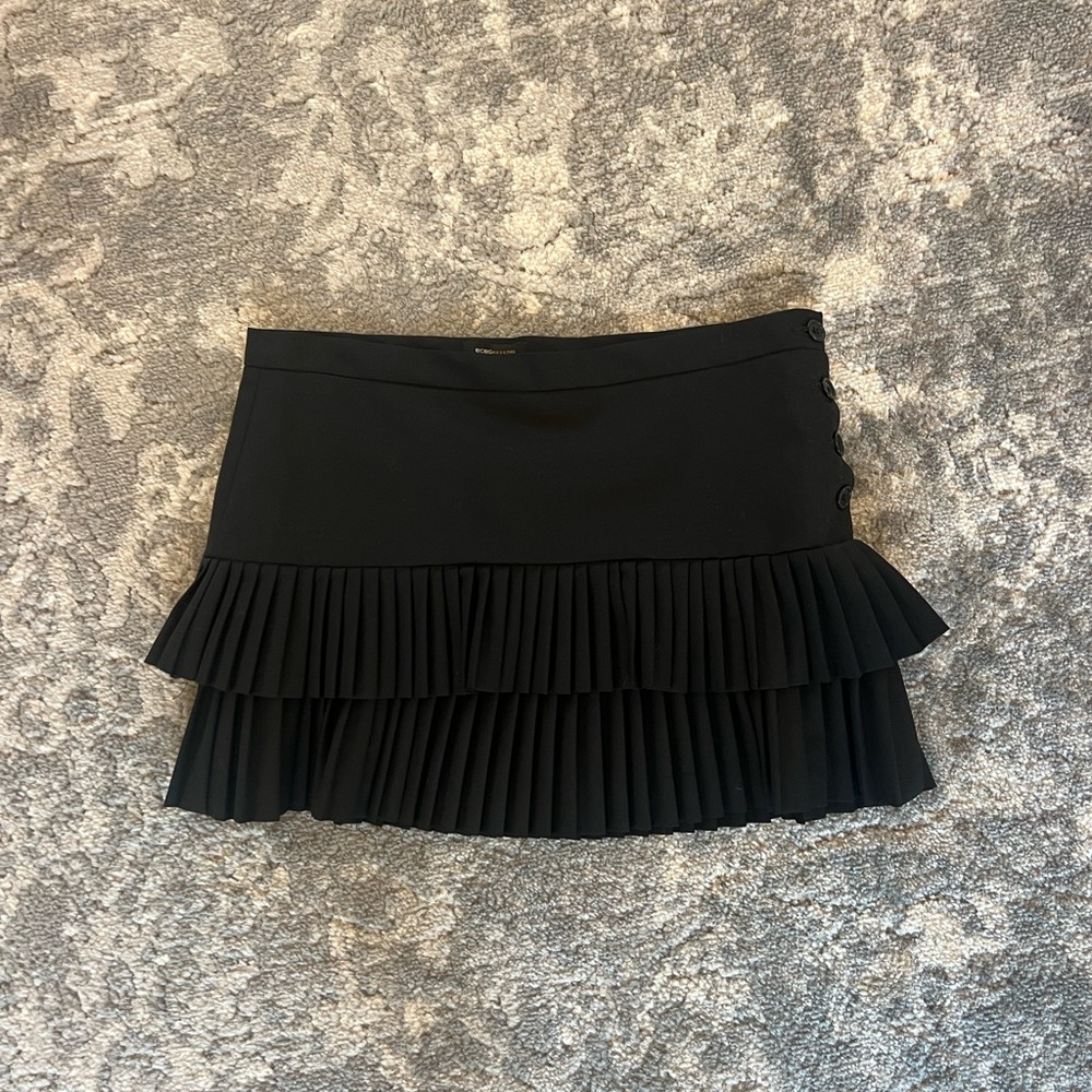 Black pleated buttoned mini skirt. Quiet luxury